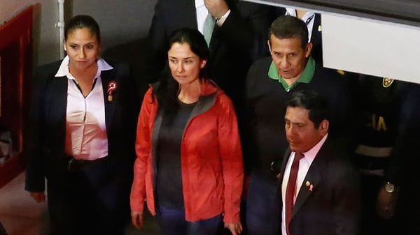 Humala y Heredia al entregarse a las autoridades (AFP)