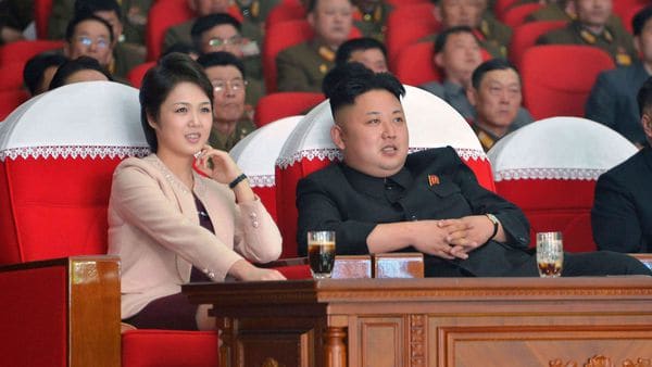 El dictador norcoreano Kim Jong-un junto a su esposa.