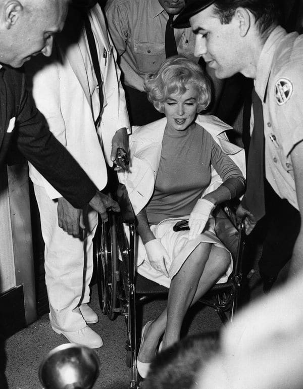 Marilyn Monroe, al dejar el policlínico de Manhattan después de una operación de vesícula, el 11 de julio de 1961 (Getty)