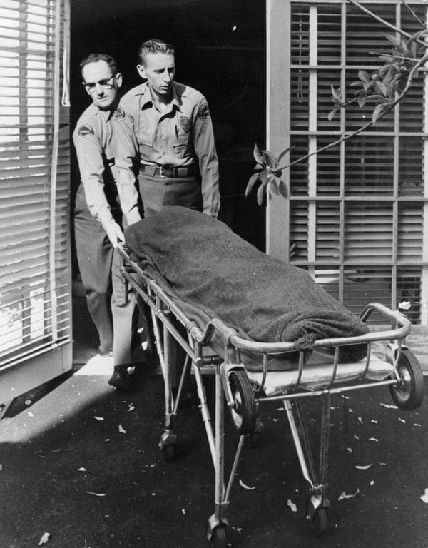 Enfermeros retiran el cuerpo de Marilyn Monroe de su casa de Los Ángeles el 5 de agosto de 1962 (Getty Images)