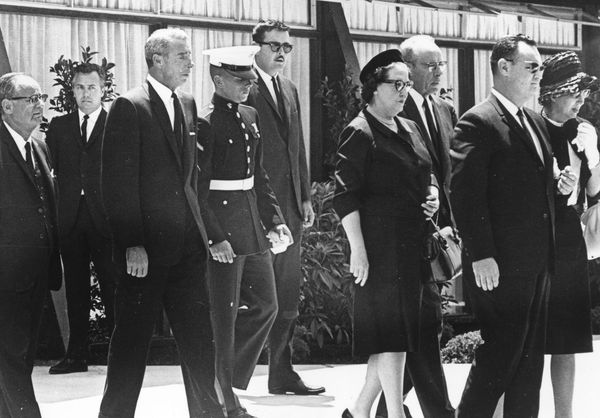 El besibolista Joe DiMaggio llega al fineral de Marilyn el 10 de agosto de 1962 (Getty Images)