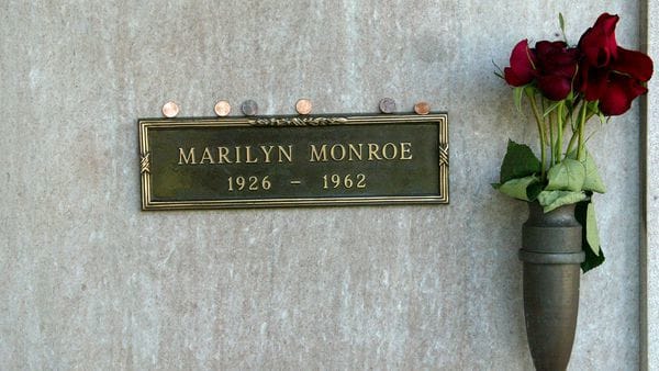 La tumba de Marilyn Monroe en el Westwood Village Memorial Park Cemetery de Los Angeles (Getty Images)