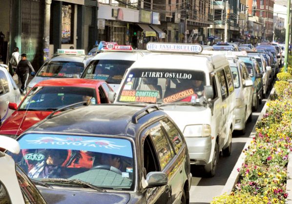 LÍNEAS DEL TRANSPORTE PÚBLICO QUE CIRCULAN POR LA AVENIDA AYACUCHO, EN COCHABAMBA. NOÉ PORTUGAL