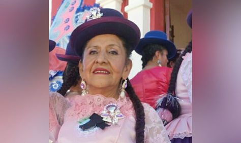 Carmen del Pilar Chacón con el traje de la fraternidad en la que bailaba. Foto: RRSS