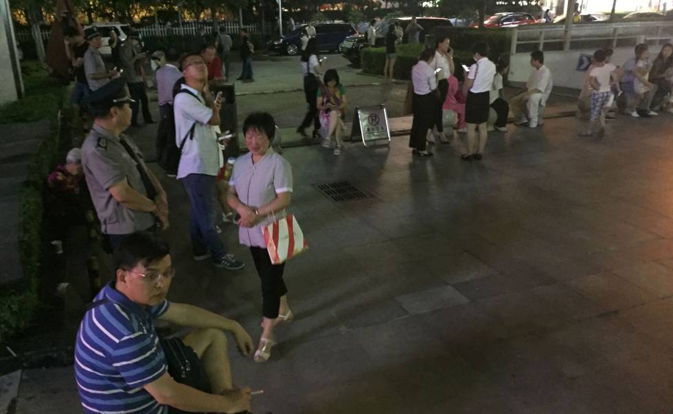 Habitantes de Xian salen a la calle tras sentir el terremoto, este martes.