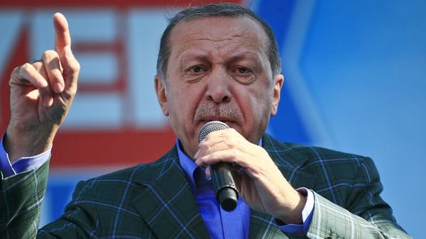 El gobierno de Erdogan ya finalizó la construcción del muro en la frontera con Siria (AP)