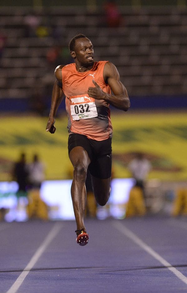 Usain Bolt en el aire (AFP)