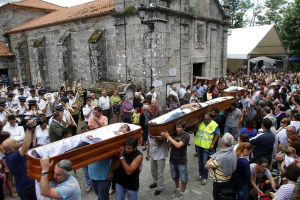 Varios ataúdes desfilan en procesión durante la celebración de las fiestas de Santa Marta de Ribarteme. (EFE)