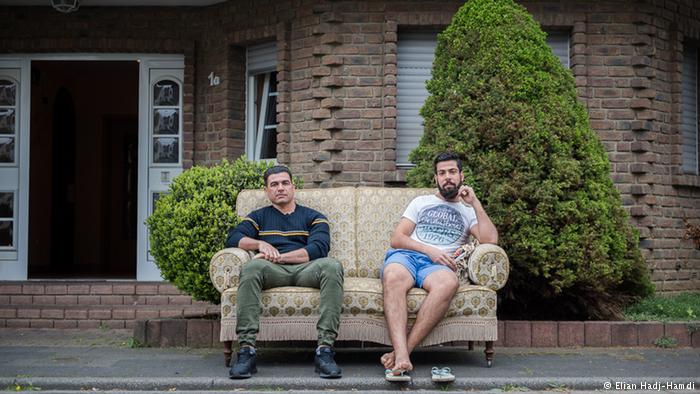 Los solicitantes de asilo, Amin Amori y Saheb Alibeeg, provienen de Irán e Irak y han sido alojados temporalmente en Manheim.