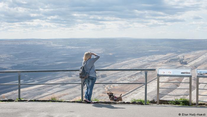 Sabine Seeger-Hoff contempla la mina desde lo alto. Tiene sentimientos encontrados sobre este lugar.