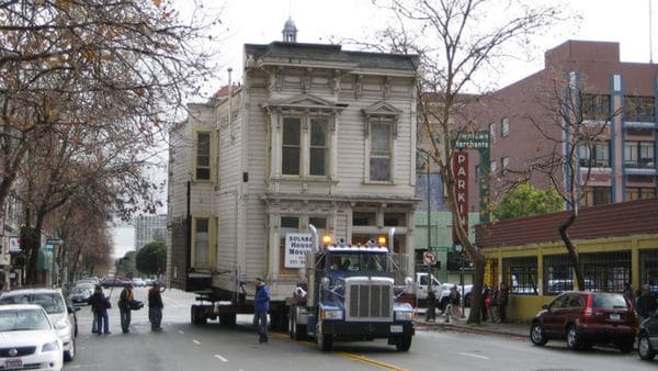 El traslado de una casa entera en Oakland