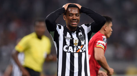 Robinho desperdicia una oportunidad clara de gol en la recta final del encuentro.