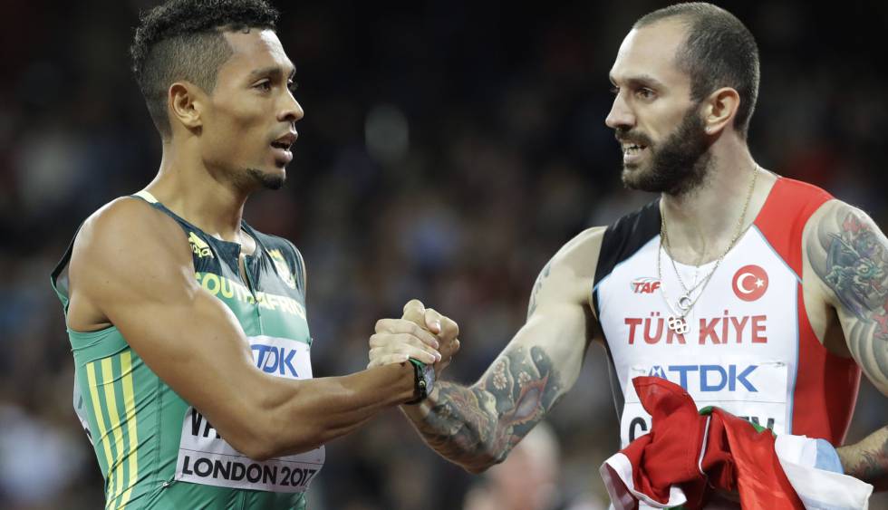 Ramil Guliyev, a la derecha, saluda a Wayde van Niekerk este jueves tras la prueba de 200 metros. 