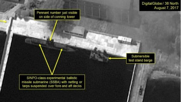 En las imágenes tomadas el 7 de agosto se observa el submarino que estarían siendo cargado con misiles. (38 North)