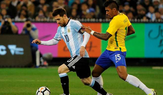 Paulinho, marcando a Messi en el Argentina-Brasil de junio.