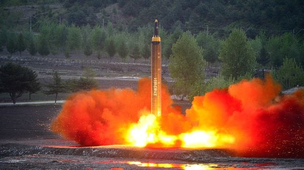 El programa de misiles balísticos de Corea del Norte es el eje actual de las tensiones. En la foto un Hwasong-12 de largo alcance, que podría montar una ojiva nuclear (Reuters)