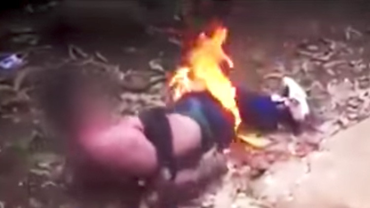 FUERTE VIDEO: Ciudadanos prenden fuego a un presunto violador de menores en Guatemala