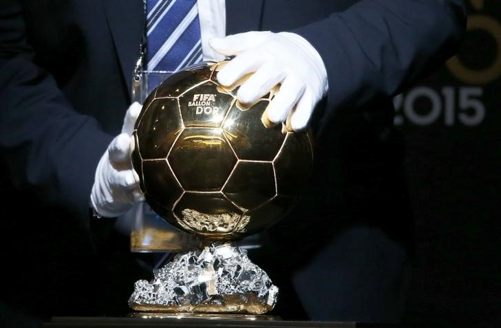 Imagen de archivo del Balón de Oro de la FIFA, premio al Mejor Jugador del Año, en exhibición durante una rueda de prensa en Zúrich, ene 11, 2016      REUTERS/Ruben Sprich