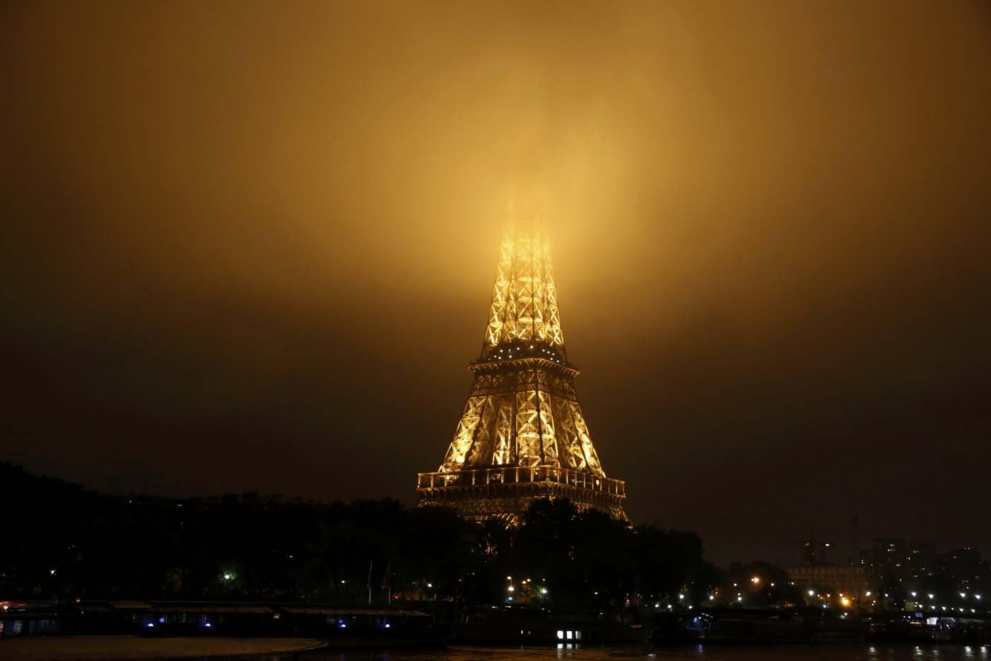 Fog covers the top of the Eiffel Tower as rainy weather continues in Paris, France, June 2, 2016.  REUTERS/Jacky Naegelen