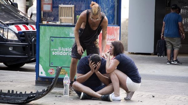 Varios jóvenes permanecen junto a los restos de un vehículo, en el lugar del atropello (EFE)