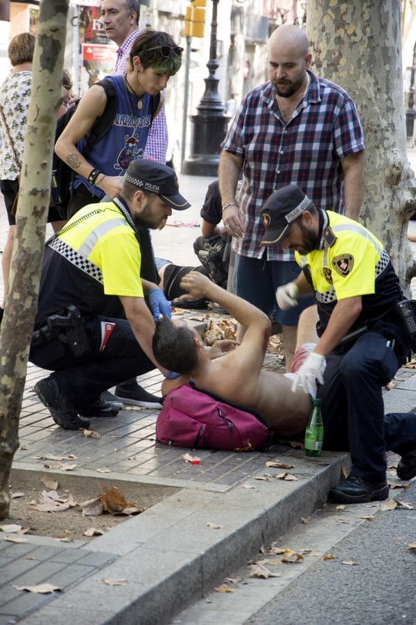 Efectivos policiales atienden a una de las víctimas del atropello (EFE)