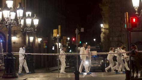 Mossos d´Esquadra, de la brigada científica, trabajan esta noche en el lugar del atentado ocurrido por la tarde en las Ramblas de Barcelona. 