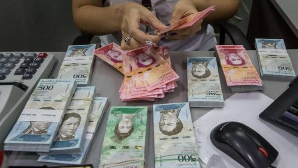 La inflación en Venezuela ha provocado que cualquier transacción sencilla necesite de varios billetes