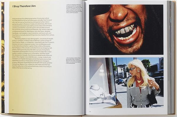 En el interior de “Generation Wealth”, Lil Jon muestra sus incisivos de platino y diamante en los Soul Train Awards de 2004. (Lauren Greenfield / Phaidon)