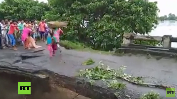 FUERTE VIDEO: Varias personas caen al cauce de un río tras derrumbarse un puente 