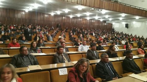 Los postulantes al TCP y TSJ dieron su examen escrito en el BCB. Foto: La Razón