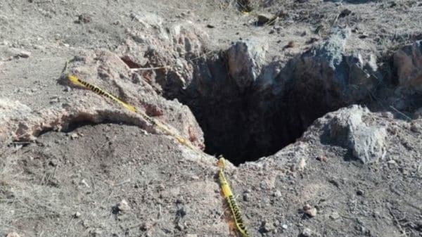 Autoridades de Tijuana analizan los restos de la fosa encontrada esta semana. (Foto: Especial)