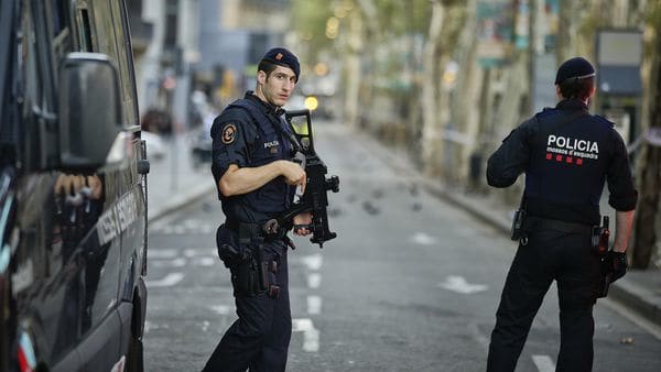 La policía custodia las zonas aledañas a La Rambla, en Barcelona.(AP Photo/Manu Fernandez)