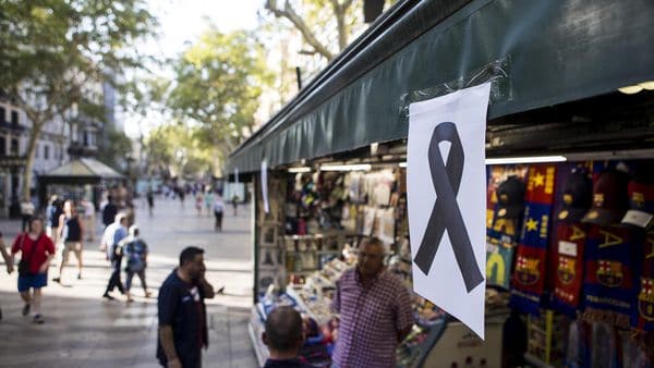 Un lazo negro cuelga de uno de los kioskos de las Ramblas de Barcelona tras el atentado del jueves