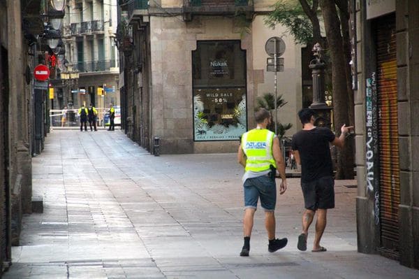 Las Ramblas, al fondo, acordonada por la policía