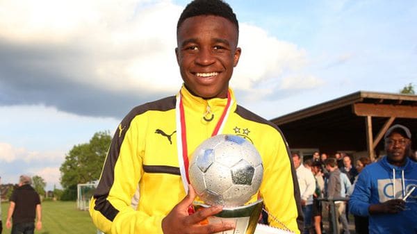 Youssoufa Moukoko es camerunés, tiene 12 años y juega en el equipo sub 17 del Borussia Dortmund