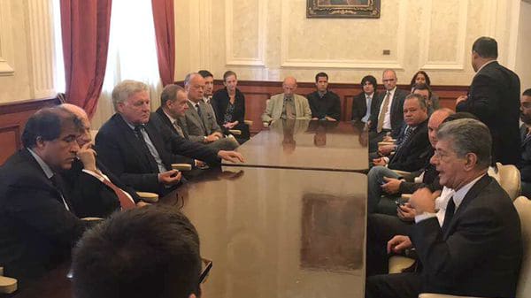 La Junta Directiva del Parlamento reunida con los embajadores
