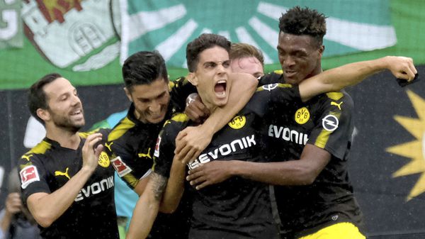 Marc Bartra, abrazado por sus compañeros del Borussia Dortmund tras anotar un golazo (AP)
