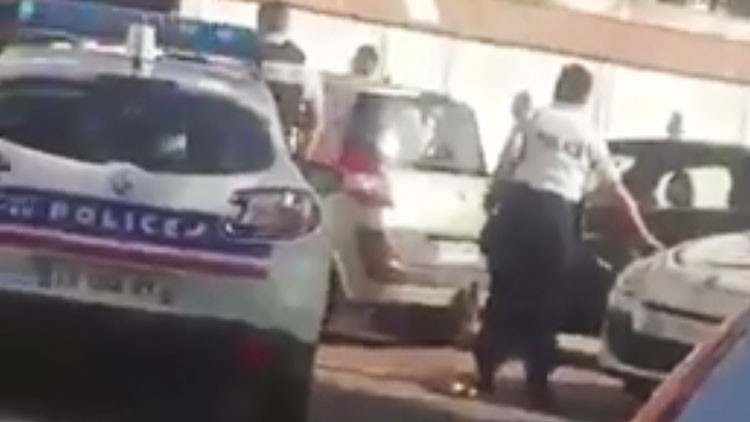 PRIMERAS IMÁGENES desde Nimes, donde hombres armados irrumpieron en la estación de tren