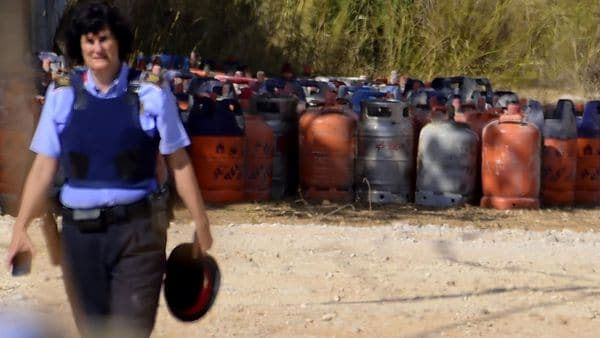 Una policía participa de los registros en Alcanar (AFP)