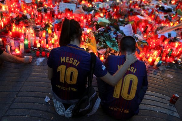 El lugar del atentado se convirtió en un memorial en Barcelona (Reuters)