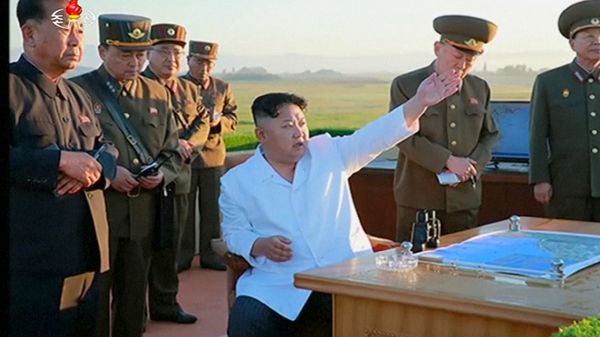 El dictador norcoreano dirige ejercicios militares.