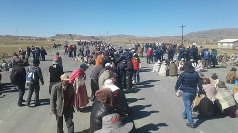 Pobladores de Achacachi bloquean. Foto: Cuenta de Facebook de Roberto de la Cruz