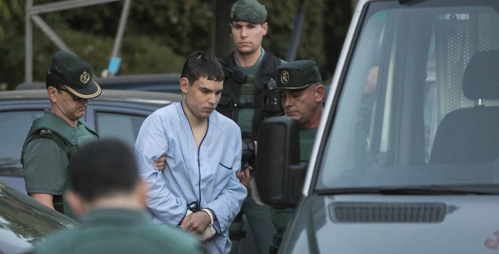 Mohamed Houli Chemlal, escoltado por la Guardia Civil, a su salida de la Comandancia de la Guardia Civil de Tres Cantos.