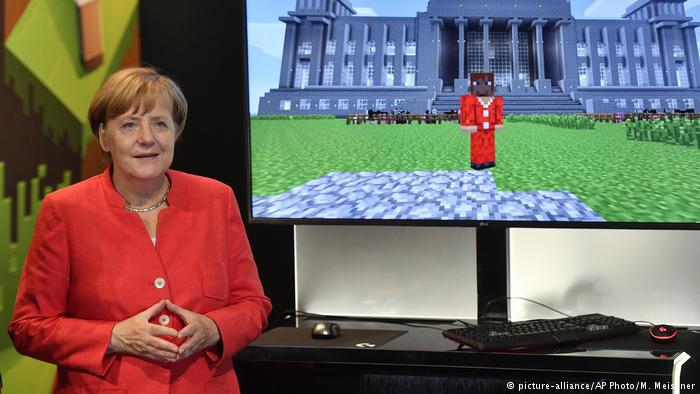 Deutschland | BK Merkel auf der Gamescom (picture-alliance/AP Photo/M. Meissner)