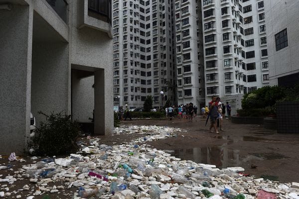 Las inundaciones con restos de basura se amontonaron en áreas residenciales (AFP)