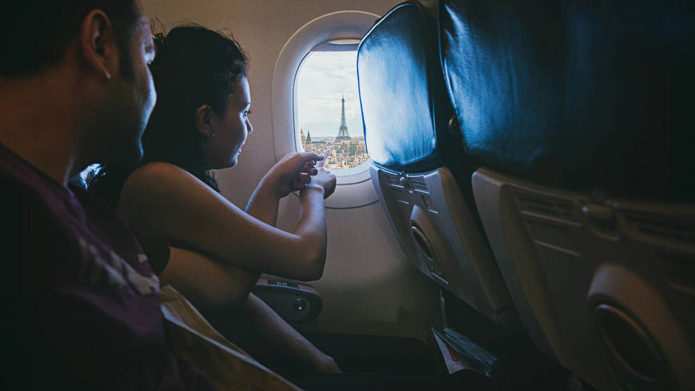 Foto: Una ventanilla descuadrada sobrevolando París. (iStock)