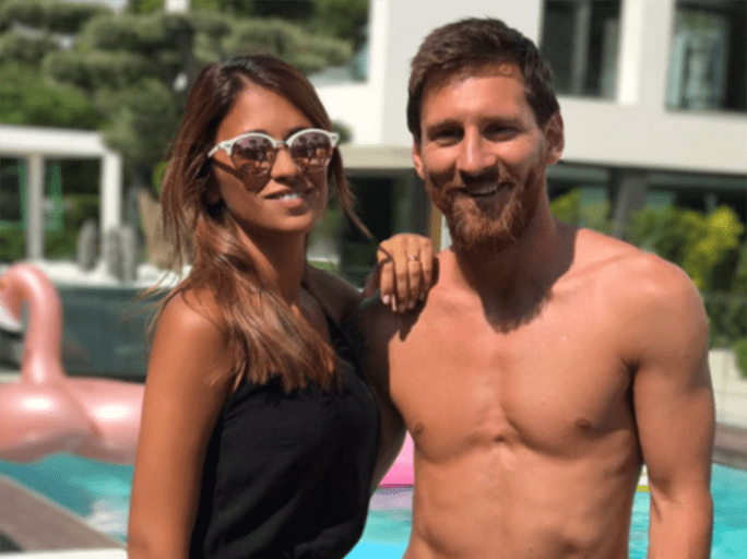 Messi aprovecha el verano para disfrutar de la pileta junto a Antonela Roccuzzo.