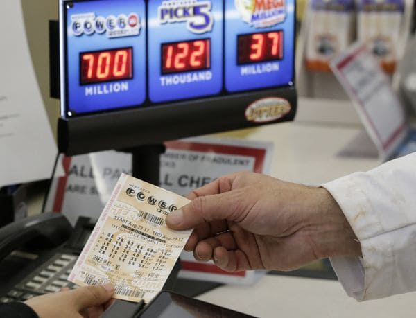 Miles de personas compraron boletos a último momento y aumentaron el pozo ganador (AP Photo/Nati Harnik)