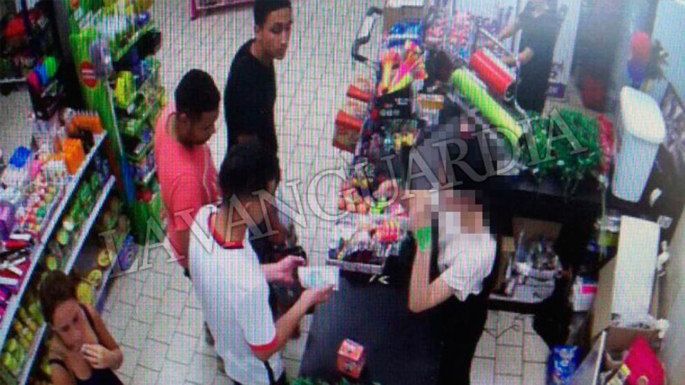 Los cinco de Cambrils comprando cuchillos en el bazar chino