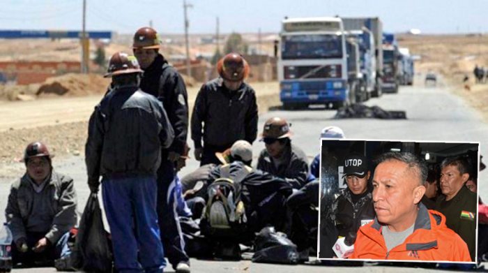 EL 25 DE AGOSTO DE 2016, COOPERATIVISTAS MINEROS BLOQUEARON LA CARRETERA LA PAZ – ORURO, MEDIDA QUE COBRÓ LA VIDA DEL EXVICEMINISTRO ILLANES Y DE DOS MINEROS. EN EL RECUADRO, EL CORONEL JOSÉ LUIS ARANIBAR.